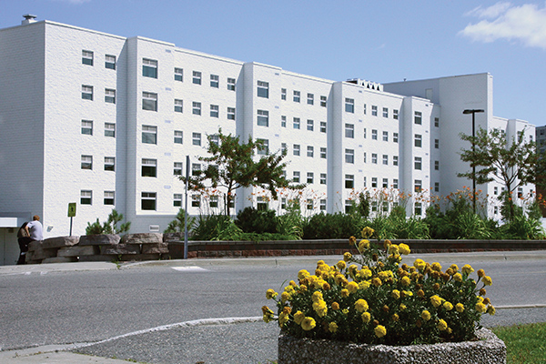 ساختمان غربی، یکی از ساختمان های ارائه اقامتگاه دانشجویی دانشگاه Laurentian